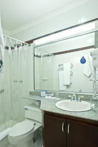 Ванна кімната в Hotel Dann Combeima