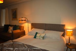 Dormitorio con cama con almohada y lámpara en Corrie Apartment, en Appin