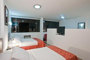 Ліжко або ліжка в номері Hotel Dann Combeima