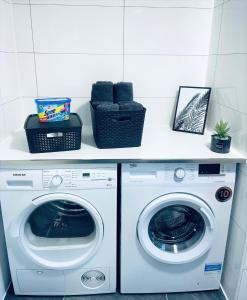 una lavanderia con due lavatrici e cestini di Alte Schule, Ferien- und Monteurwohnung a Gernsbach