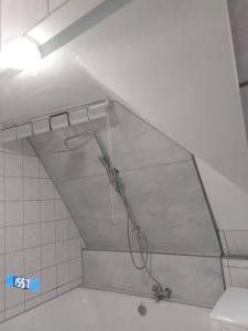 um chuveiro na casa de banho com uma cabeça de chuveiro em Rooftop Apartmens Ulm - komfortable neue Gemeinschaftsunterkunft im Herzen von Ulm - Raum 3 em Ulm