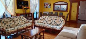 uma sala de estar com dois sofás e uma mesa em Casa vacanze - House Stop and Go em Busto Arsizio