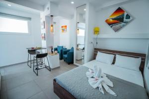 um quarto com uma cama com toalhas em Tsolias Apartments em Protaras