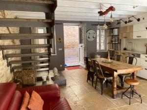 eine Küche und ein Esszimmer mit einem Holztisch und Stühlen in der Unterkunft Coeur de Pommard in Pommard