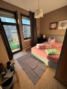 sypialnia z 2 łóżkami i 2 oknami w obiekcie Landhaus Bavaria w mieście Bad Nauheim