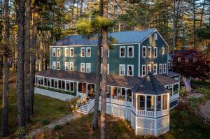 una vista aérea de una gran casa en el bosque en The Lodge at Pleasant Point en Lovell