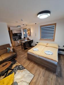 1 dormitorio con 1 cama y sala de estar en Apartman Veka-Hotel Ovruč, en Vysoké Tatry