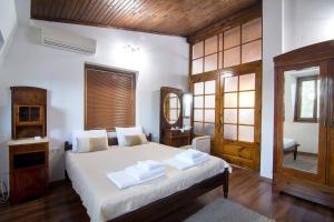 1 dormitorio con 1 cama con sábanas blancas y espejo en Retro Apartment 11, en Plovdiv