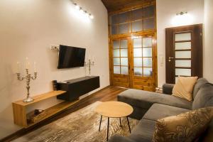 sala de estar con sofá y mesa en Retro Apartment 11, en Plovdiv