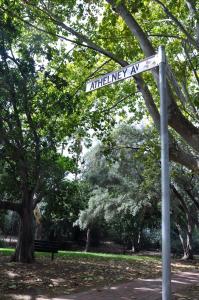 a street sign for the entrance to a park at Athelney Cottage Bed and Breakfast in Adelaide
