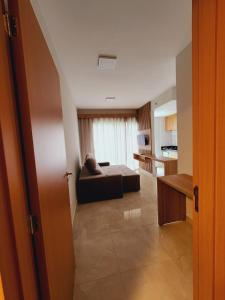 Il comprend un salon avec un lit et une cuisine. dans l'établissement Condomínio Recanto do Bosque - RBF-09, à Caldas Novas