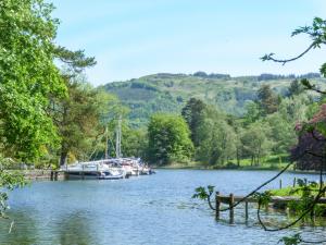 vistas a un río con barcos atracados en Acorn, en Windermere