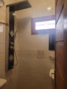 y baño con ducha y ventana. en Résidence Hadja 01, en Dakar