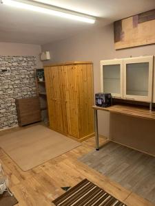 cocina con armarios de madera y encimera en una habitación en Huntingdon walk to town centre, cosy, Free parking en Huntingdon