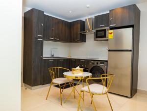 O bucătărie sau chicinetă la Piano and Gold at The Lennox, Airport Residential