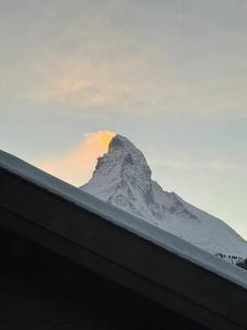 Private Chalet near Gondola in Zermatt durante el invierno