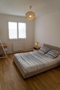 Un dormitorio con una cama grande y una ventana en Casa Ragazzi - Refait à neuf - Calme - Parking, en Lempdes