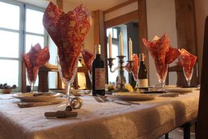 uma mesa com garrafas de vinho e copos de vinho em Préméhan em Allaire