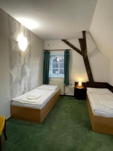 - une chambre avec 2 lits et une fenêtre dans l'établissement Bechnerův statek, à Lány