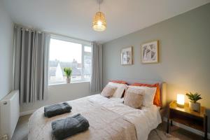 Un dormitorio con una cama grande y una ventana en Perfectly located 4 bed town house in central Wetherby sleeps 8 en Wetherby