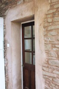drzwi w kamiennym budynku z oknem w obiekcie Pump Cottage - Cosy Herefordshire Cottage w mieście Hereford
