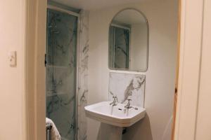 Ένα μπάνιο στο Pump Cottage - Cosy Herefordshire Cottage +55 φωτογραφίες
