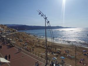 una playa con mucha gente y el océano en Apartamentos Maype Canteras, en Las Palmas de Gran Canaria