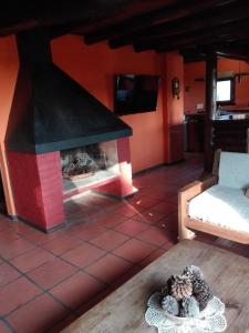una sala de estar con chimenea en una casa en Casa En Punta Ballena Zona Chihuahua Mínimo tres noches, en Punta del Este