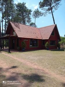 ein kleines rotes Haus mit rotem Dach in der Unterkunft Casa En Punta Ballena Zona Chihuahua Mínimo tres noches in Punta del Este