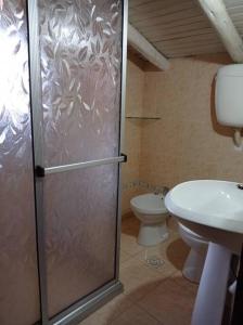 uma casa de banho com um chuveiro, um WC e um lavatório. em Casa En Punta Ballena Zona Chihuahua Mínimo tres noches em Punta del Este