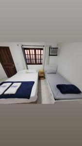 2 Betten nebeneinander in einem Zimmer in der Unterkunft Suítes Angra Sol e Mar in Angra dos Reis