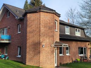 een stenen huis met een schoorsteen aan de zijkant bij FeWo im Remmeker Feld in Bad Arolsen