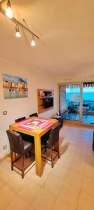 comedor con mesa y sillas en CANNES Front de Mer - Appartement 3 STAR, en Cannes