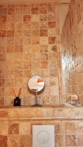La salle de bains est pourvue d'un miroir sur un mur carrelé. dans l'établissement CANNES Front de Mer - Appartement 3 STAR, à Cannes