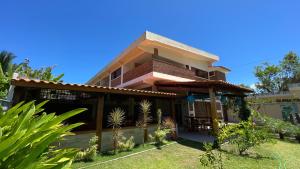 una casa con patio frente a ella en Canoa Azul en Garapuá