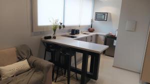 una cocina con isla en medio de una habitación en Duplex premium, excelente ubicacion II en Yerba Buena
