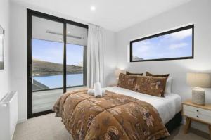 Ένα ή περισσότερα κρεβάτια σε δωμάτιο στο Queenstown Terrace