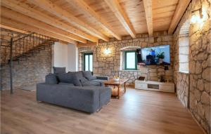 - un salon avec un canapé et une télévision dans l'établissement Beautiful Home In Vrgorac With Wifi, à Vrgorac