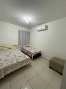 um quarto com duas camas e ar condicionado em Casa no Condomínio Village Praia dos Carneiros III em Praia dos Carneiros