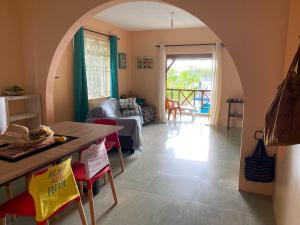 a kitchen and living room with an archway at Chez Ti Casa in Mahébourg