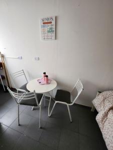 una mesa blanca y sillas en una habitación en Departamento ubicadisimo calle chile con estacionamiento incluido capital Mendoza 6 en Mendoza