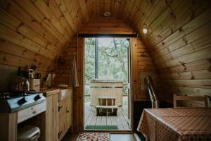 eine Küche mit einem großen Fenster in einer Hütte in der Unterkunft Oak SPECIAL WINTER OFFERS - Hot tub & Log burner in Barmouth