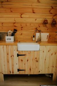 baño con lavabo y pared de madera en Oak SPECIAL WINTER OFFERS - Hot tub & Log burner en Barmouth