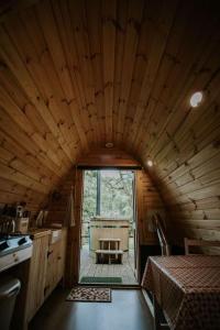 una cocina con un gran techo de madera y una mesa en Oak SPECIAL WINTER OFFERS - Hot tub & Log burner en Barmouth
