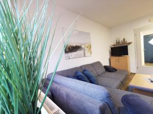 uma sala de estar com um sofá e uma mesa em Strandsegel em Horumersiel