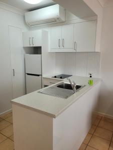 Port Douglas Apartments - Adults Only Oasis的厨房或小厨房