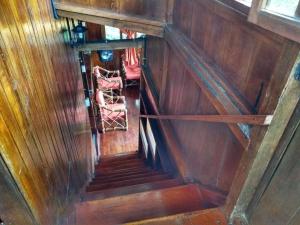 - une vue sur un escalier dans un bâtiment en bois dans l'établissement Casa en el rincon familiar en Mindo, à Mindo