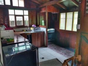 a kitchen with a fish tank in the middle at Casa en el rincon familiar en Mindo in Mindo