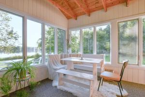 Setusvæði á Scenic & Serene Lakefront Cottage With Wood Stove