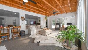 un salon avec un canapé et une table dans l'établissement Scenic & Serene Lakefront Cottage With Wood Stove, à Crivitz 15 autres photos